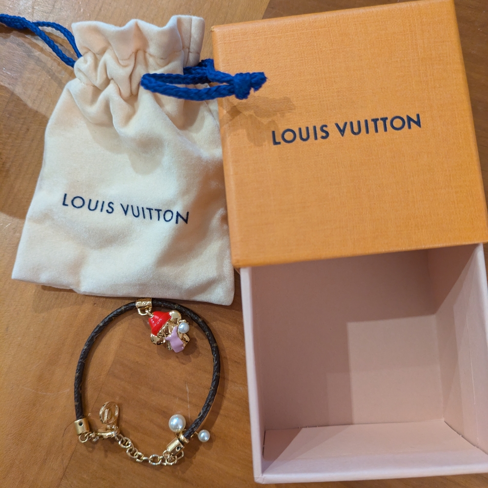 Louis Vuitton Christmas Vivienne Bracelet. limited edition🎁